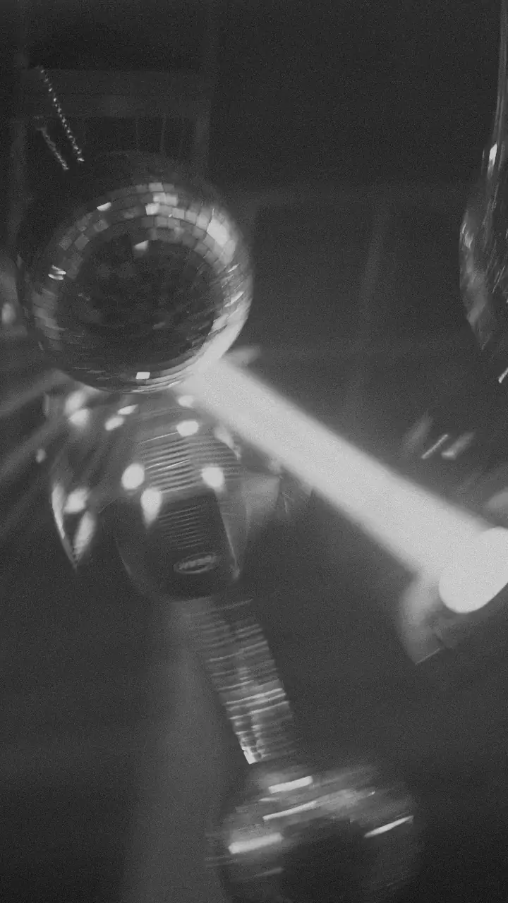 Bolas disco y haz de luz en blanco y negro