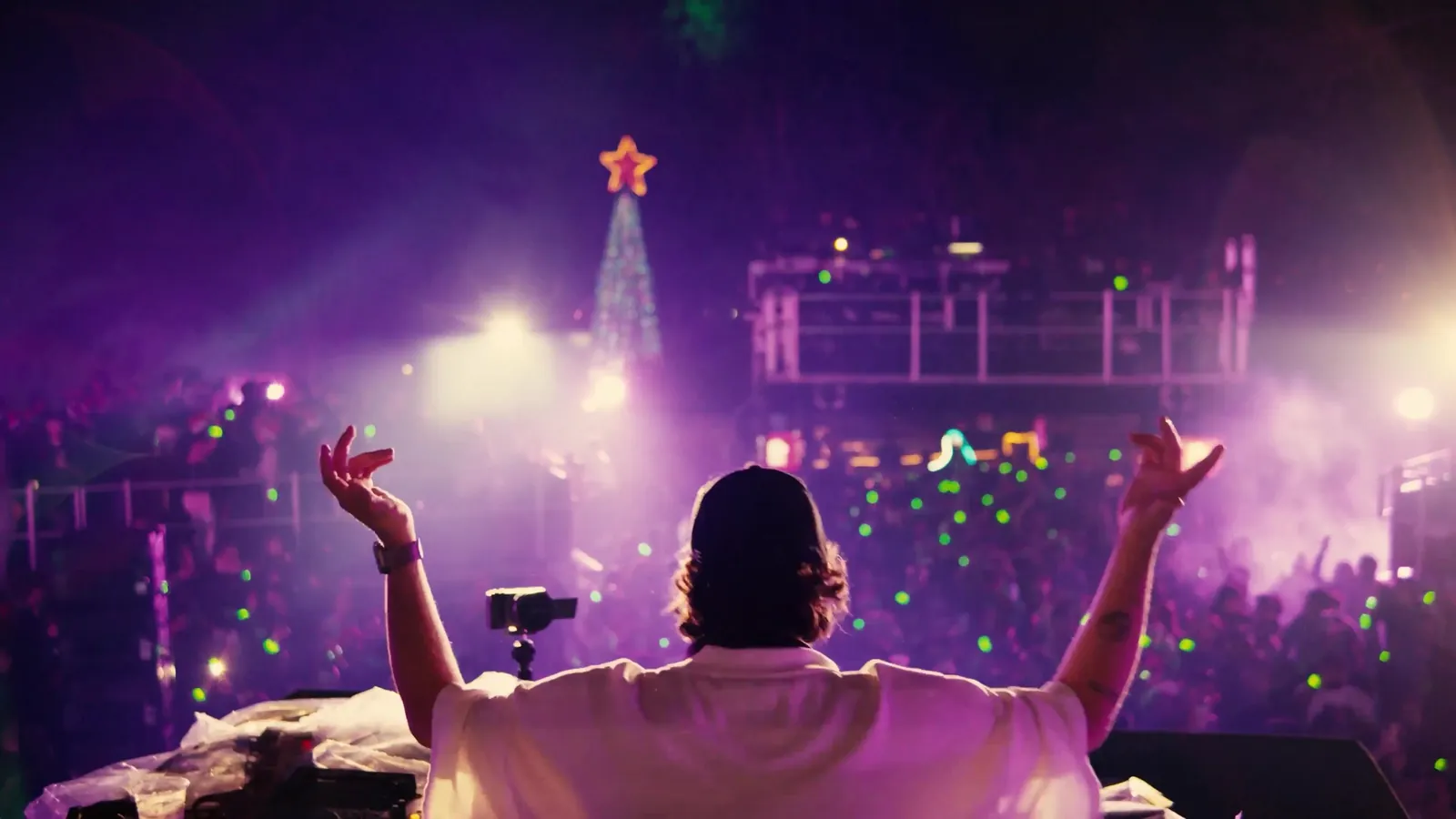 DJ con los brazos arriba frente al público