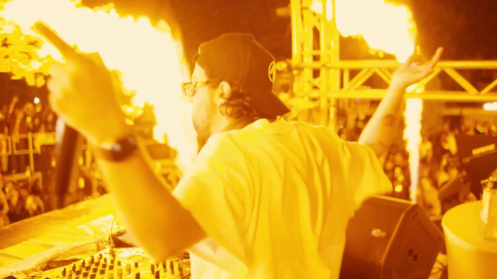 DJ celebrando entre llamas en el escenario