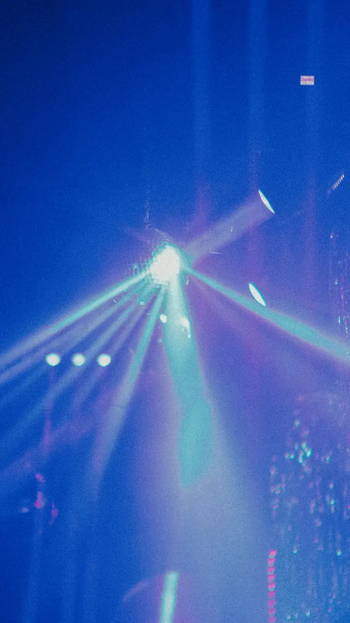 Haces de luz cian en la pista